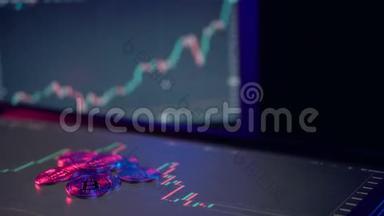 加密货币黄金比特币BTC比特币图表在电脑屏幕上的<strong>红蓝光</strong>比特币挖掘概念